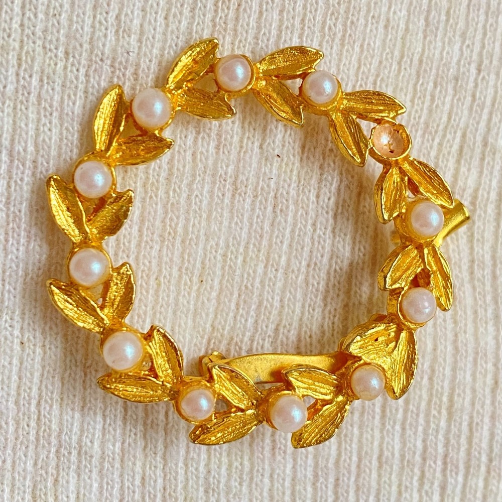 💎Gold Tone Leaves Wreath Brooch Pin Faux Figural Vintage Costume
